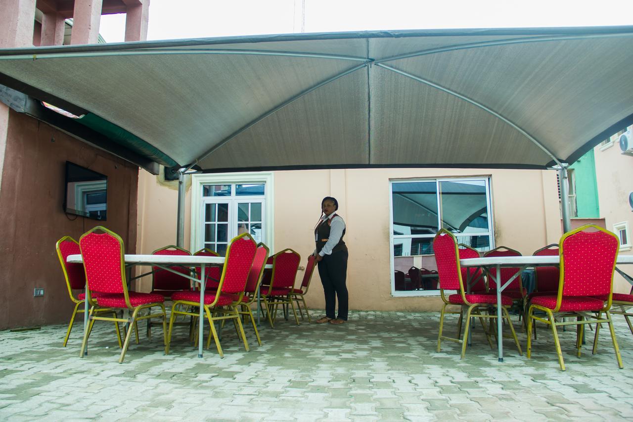 Glasshouse Hotel And Suites Egba Bagian luar foto