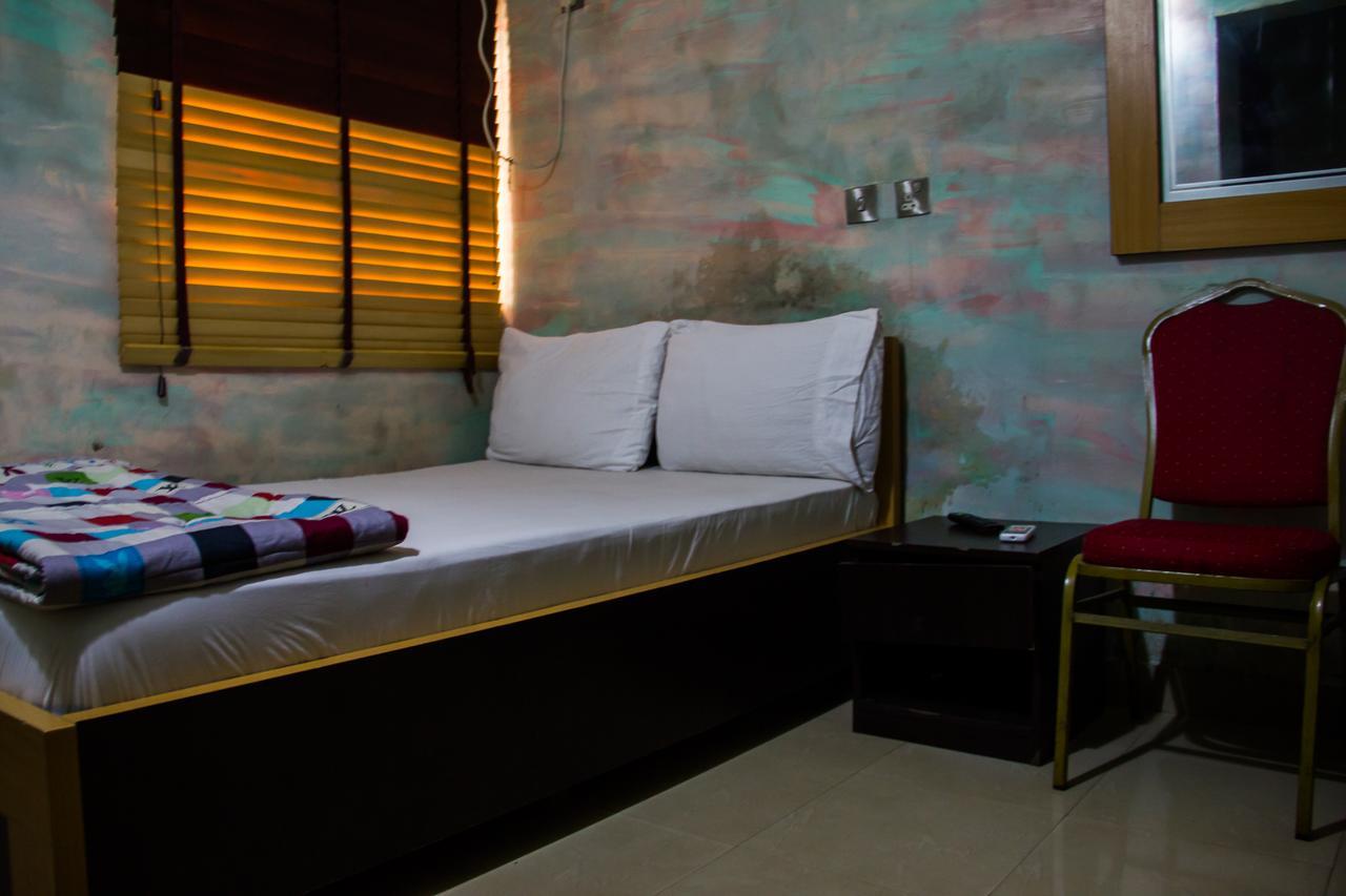 Glasshouse Hotel And Suites Egba Bagian luar foto