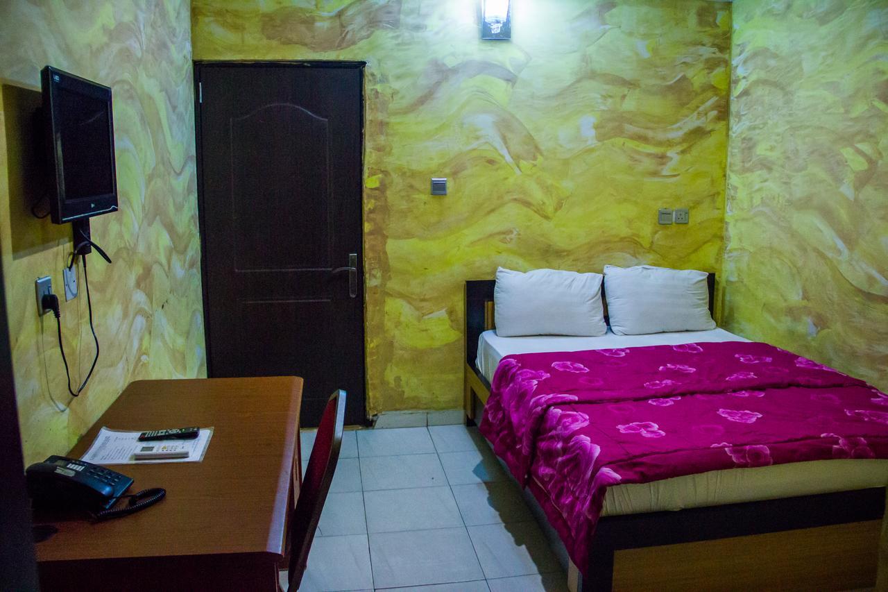 Glasshouse Hotel And Suites Egba Bagian luar foto